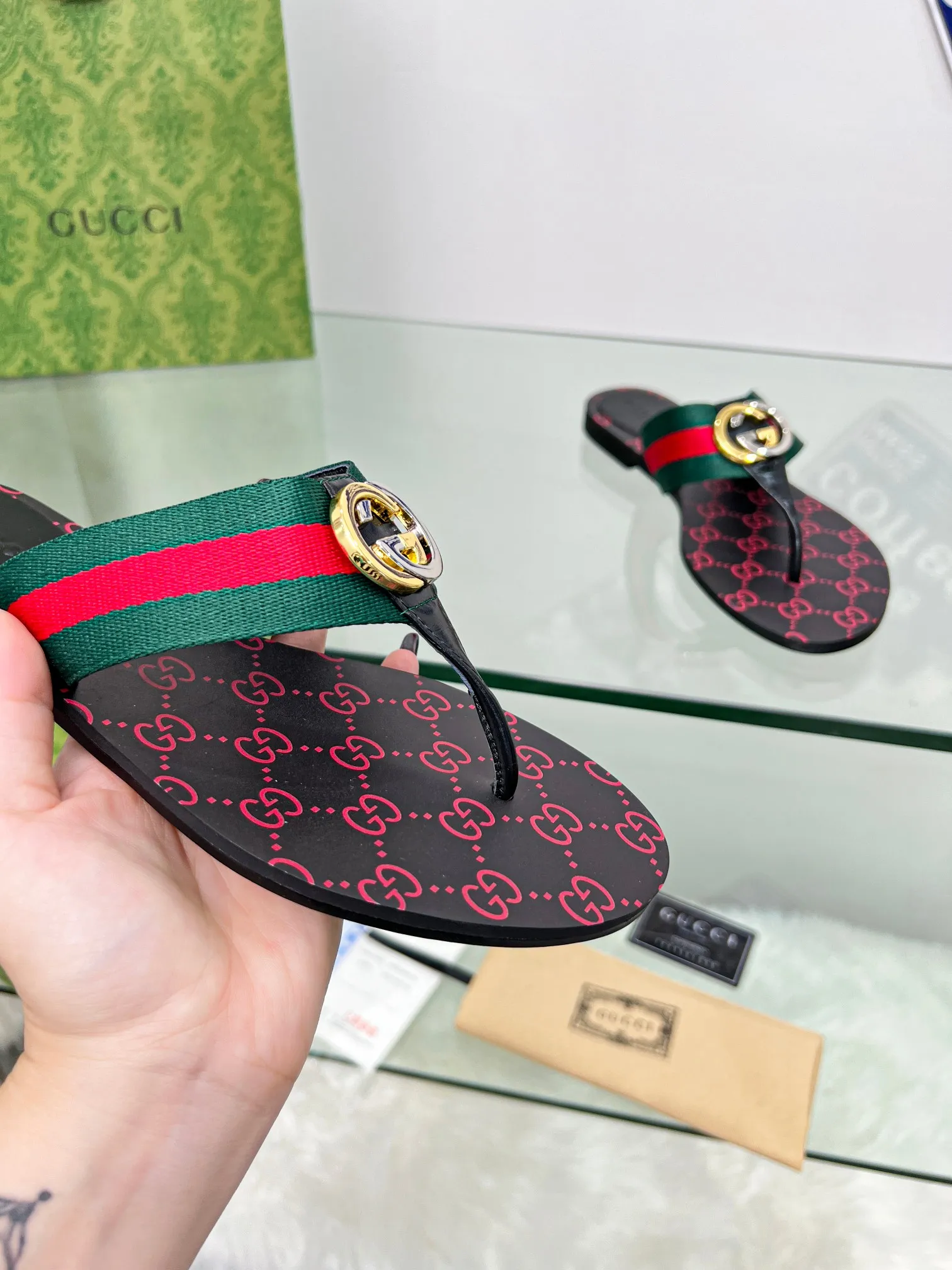 👟👟Ex-factory price 280👟👟 Gucci·Gucci💗 Classic flip-flops.  This is an amazing shoe, a luxury brand loved by celebrities and Internet celebrities😼The original hardware of the counter is gold and silver with double G buckles. 1:1 reproduction purely handmade.  German technology 3D printing logo.  Number of yards 35-45